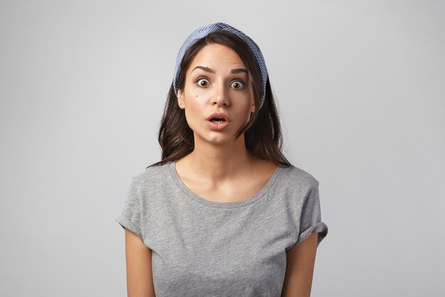 Retrato de una mujer expresiva posando en el estudio