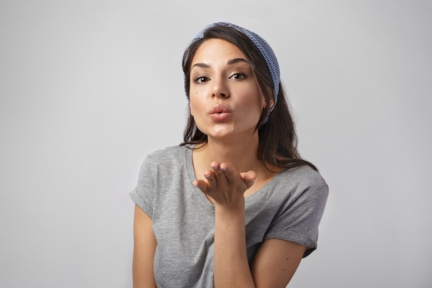 Retrato de una mujer expresiva posando en el estudio