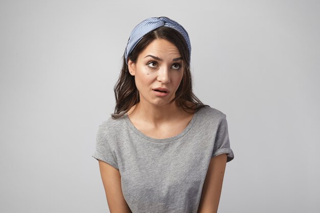 Retrato de una mujer expresiva posando en el estudio