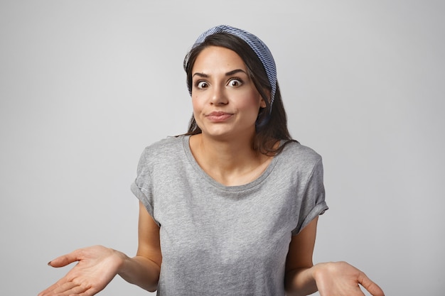 Retrato de una mujer expresiva posando en el estudio