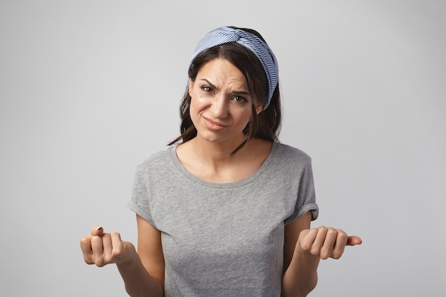 Foto gratuita retrato de una mujer expresiva posando en el estudio