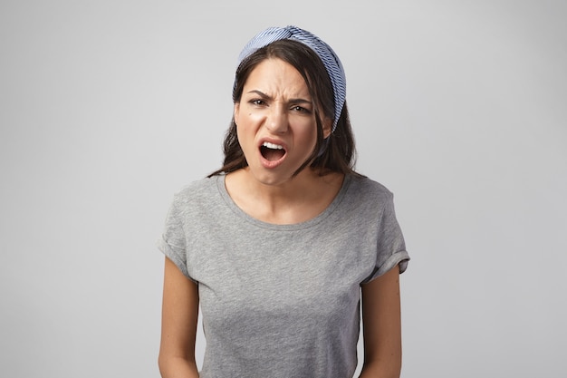 Foto gratuita retrato de una mujer expresiva posando en el estudio