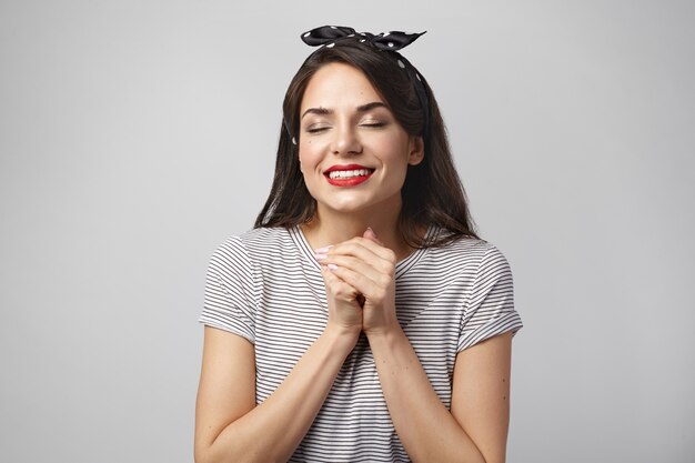 Retrato de una mujer expresiva posando en el estudio