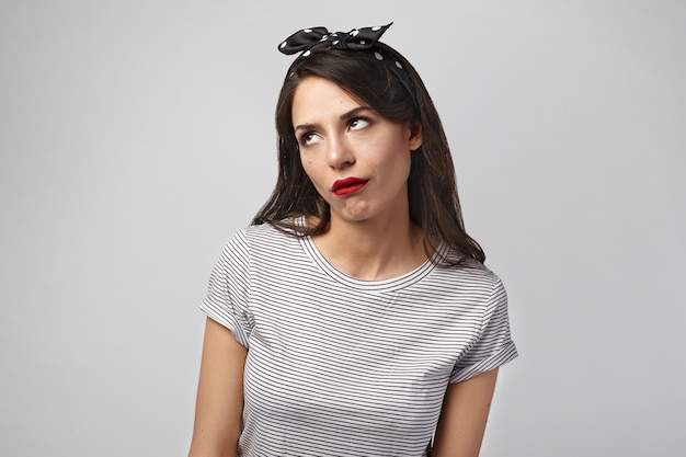 Retrato de una mujer expresiva posando en el estudio