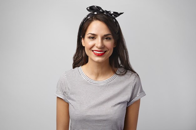 Retrato de una mujer expresiva posando en el estudio