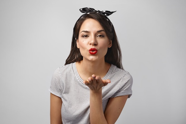 Retrato de una mujer expresiva posando en el estudio