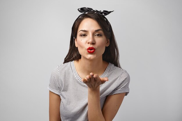 Retrato de una mujer expresiva posando en el estudio