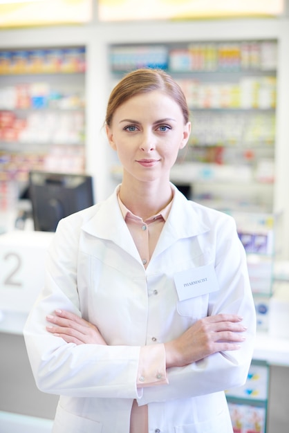 Retrato de mujer farmacéutica confiada