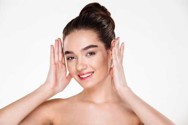 Retrato de mujer feliz con apariencia caucásica sonriendo con dientes perfectos con piel sana