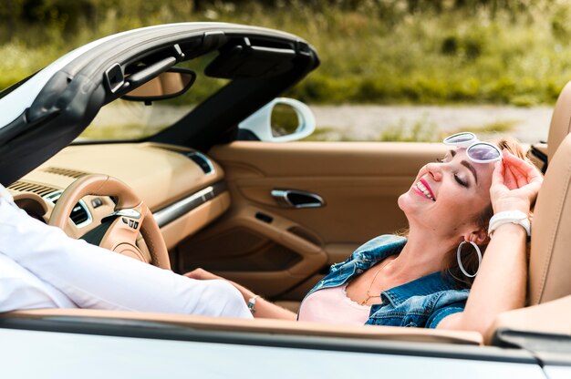 Retrato de mujer feliz en auto