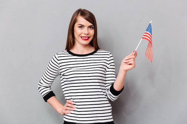 Retrato de una mujer feliz con bandera americana