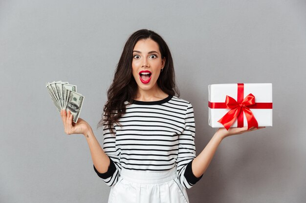 Retrato de una mujer feliz con caja de regalo