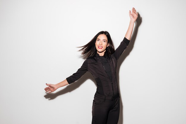 Retrato de una mujer feliz celebrando