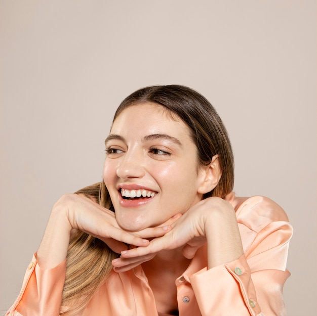 Foto gratuita retrato de mujer feliz de cerca