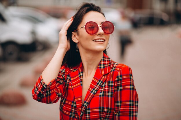 Retrato de mujer feliz en chaqueta roja