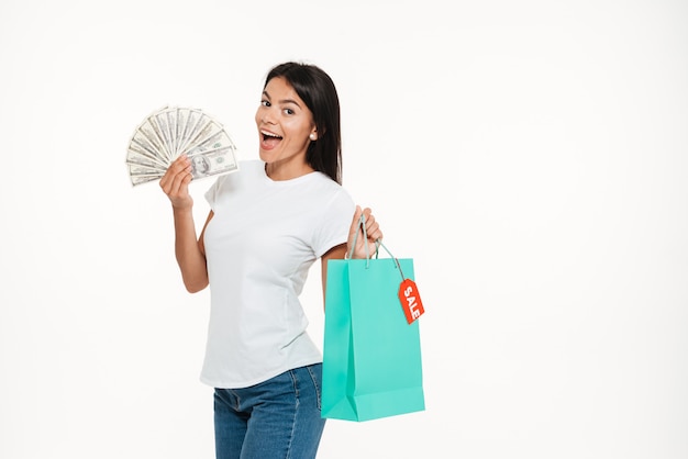 Retrato de una mujer feliz emocionada con bolsa de compras de venta