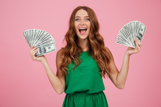 Retrato de una mujer feliz emocionada con el pelo largo