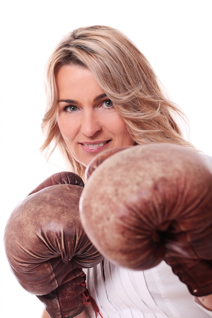 Retrato de mujer feliz envejecida con guantes de boxeo