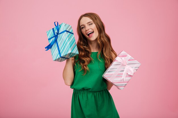 Retrato de una mujer feliz feliz en el vestido