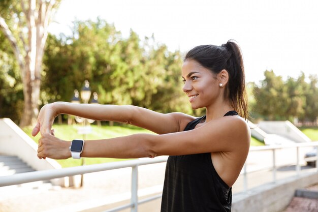 Retrato de una mujer feliz fitness