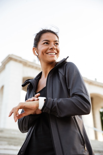 Retrato de una mujer feliz fitness