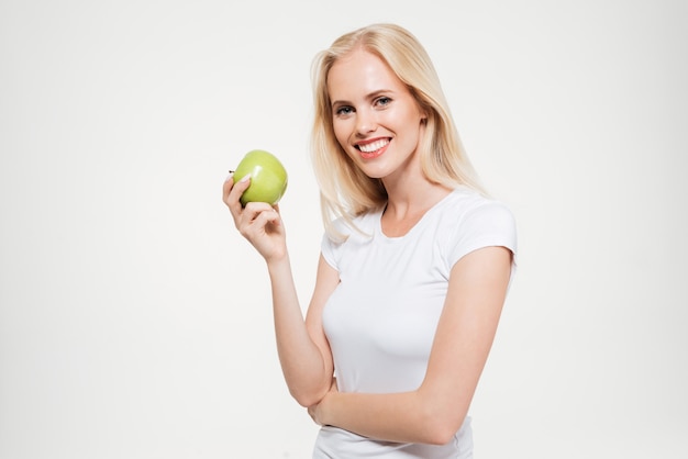 Retrato de una mujer feliz en forma de manzana verde