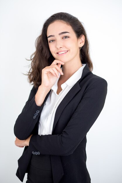 Retrato de la mujer feliz gerente de tocar la cara