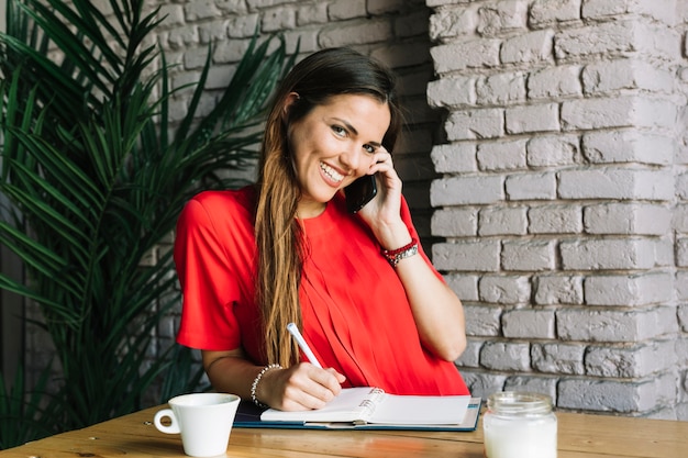 Retrato de una mujer feliz hablando por celular