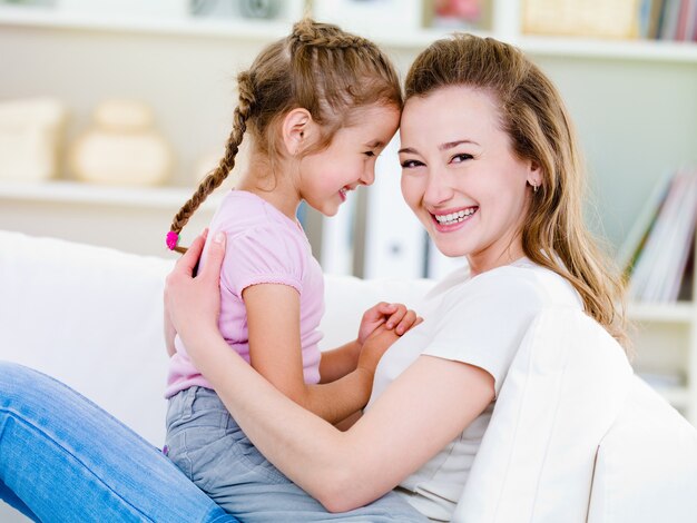 Retrato de mujer feliz con hija