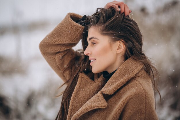 Retrato de una mujer feliz en invierno afuera