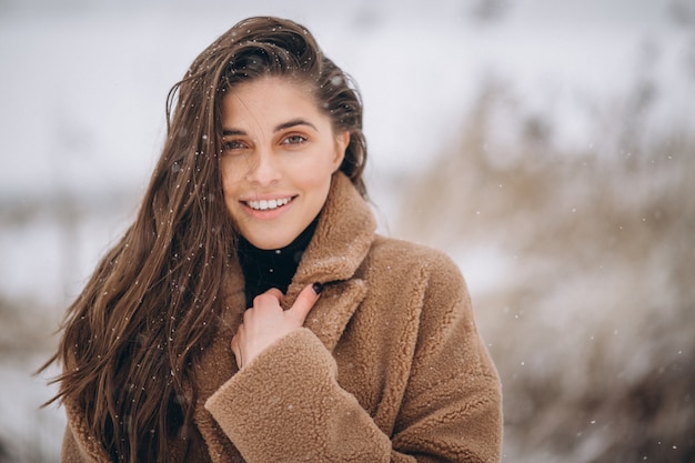 Retrato de una mujer feliz en invierno afuera