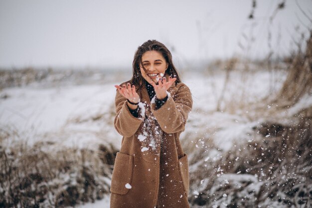 Retrato de una mujer feliz en invierno afuera