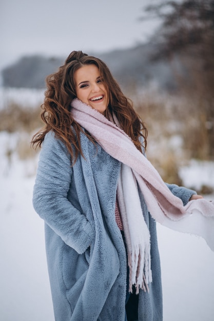 Retrato de una mujer feliz en invierno afuera