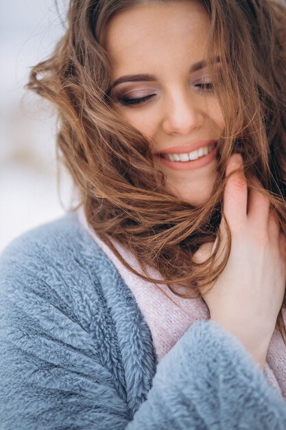 Retrato de una mujer feliz en invierno afuera