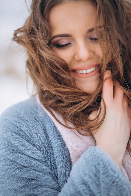 Retrato de una mujer feliz en invierno afuera