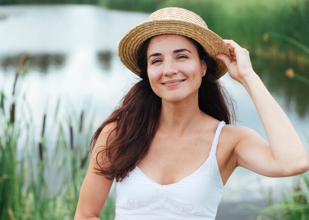 Retrato de mujer feliz junto al lago