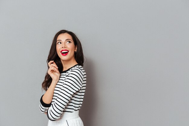 Retrato de una mujer feliz mirando a otro lado en el espacio de la copia