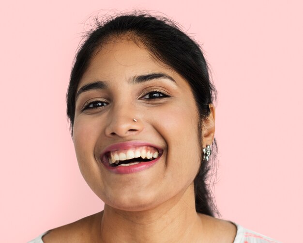 Retrato de mujer feliz de origen étnico indio