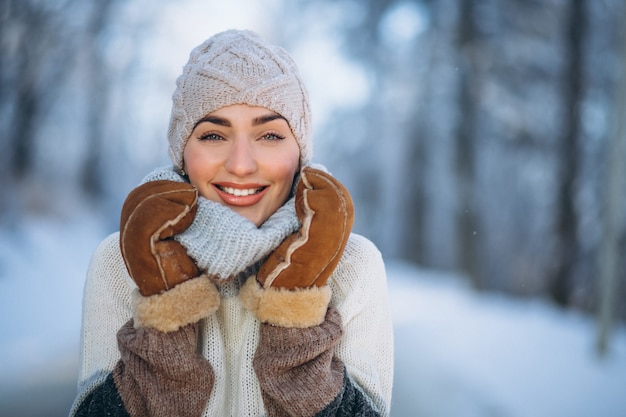 Retrato de mujer feliz en el parque de invierno