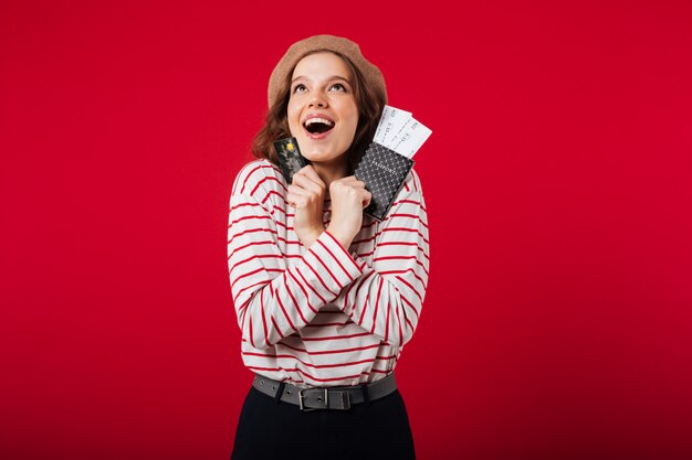 Retrato de una mujer feliz con pasaporte