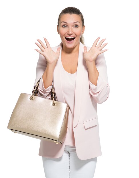 Retrato de una mujer feliz preguntándose con bolso sobre blanco