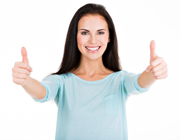 Retrato de mujer feliz con pulgares arriba aislado en blanco