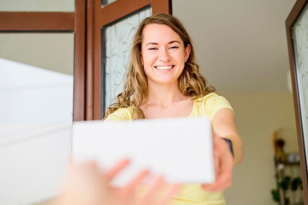 Retrato de mujer feliz de recibir los productos pedidos