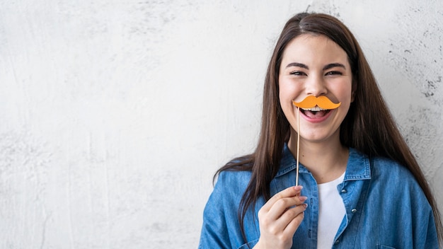 Retrato de mujer feliz riendo con espacio de copia y bigote