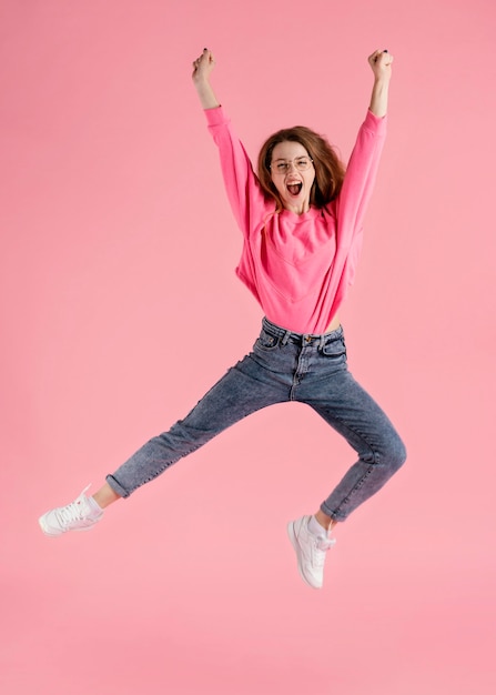 Retrato, mujer feliz, saltar