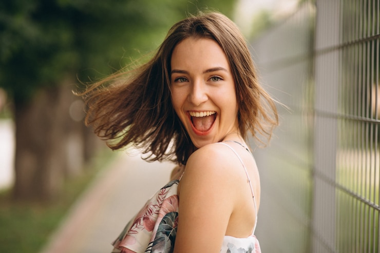 Foto gratuito retrato de una mujer feliz sonriendo