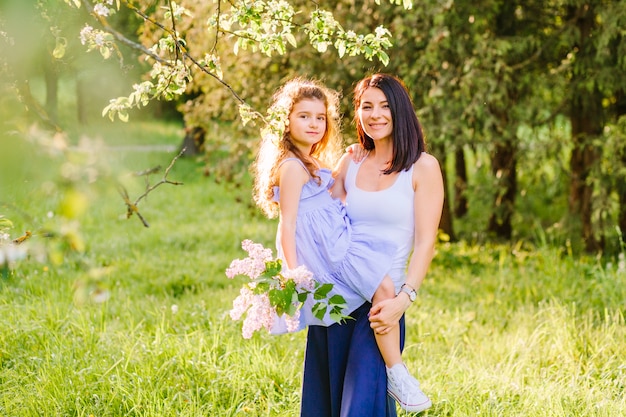 Retrato de una mujer feliz con su hija en el parque