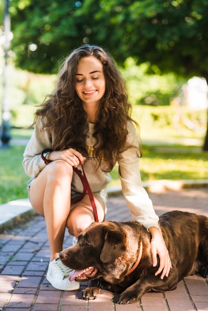 Foto gratuita retrato de una mujer feliz con su perro