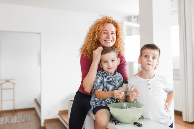 Retrato de mujer feliz con sus dos hijos