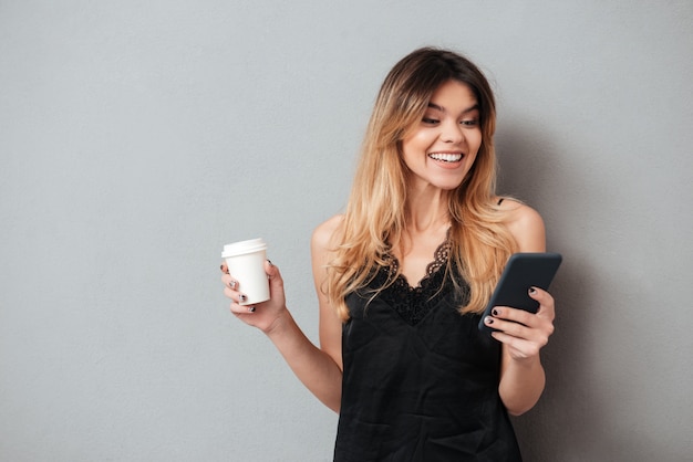 Retrato de una mujer feliz con taza de café